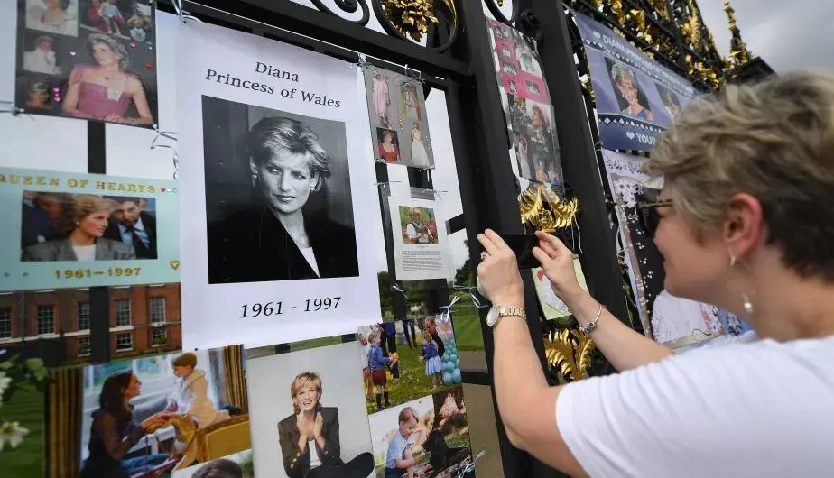 Ofrendas florales recuerdan a Diana a 20 años de su muerte