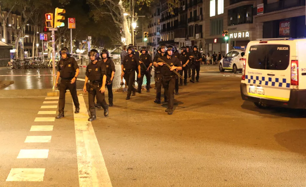 España amplía seguridad en zonas turísticas y busca autor atentado Barcelona