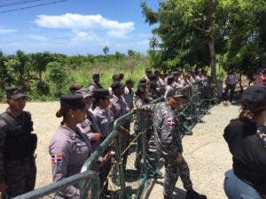 Agentes de la PN acordonan varias entradas de acceso a Punta Catalina. Foto: Claudio Caamaño 