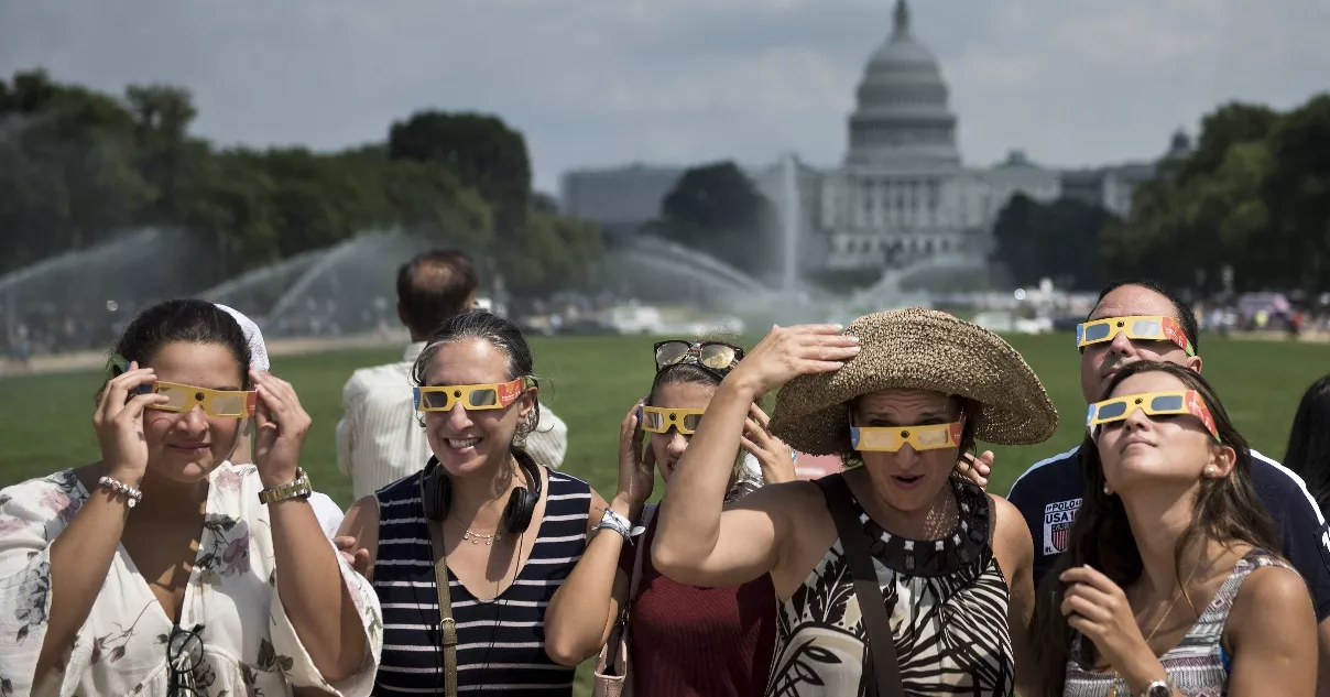 Miles de personas en Estados Unidos y otras ciudades ven el eclipse