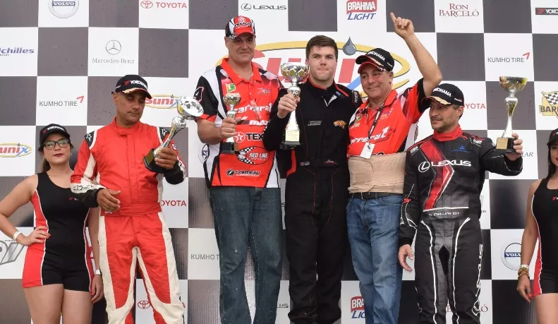 Costarricense Daniel Formal arrasa en carrera de autos