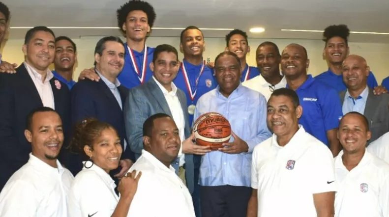 Ministro de Deportes  agasaja a equipo de baloncesto  U-17