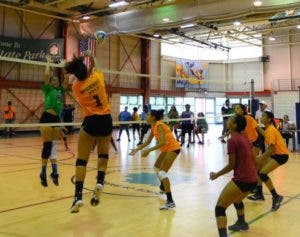 Acción del torneo de voeibol femenino en los Juegos Patrios. 