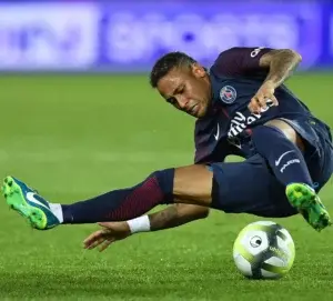 Neymar podría estar alejado de las canchas por 3 meses por cirugía