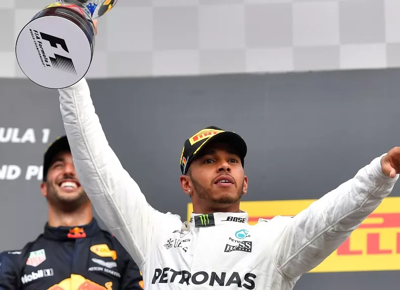 Hamilton gana y se acerca  Vettel