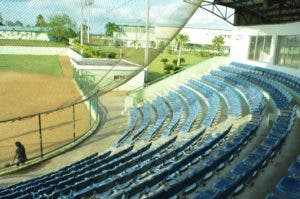 El estadio de béisbol de Bayaguana nunca ha tenido luz.