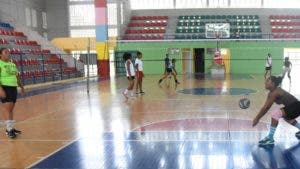 Niñas practican voleibol en la cancha del Palacio de los Deportes de Barahona.