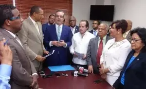 Luis Abinader apoya  que la JCE regule  campañas a destiempo