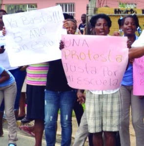 Moradores del sector el cacique próximo a monte plata protestaron hoy Exigiendo del presidente Danilo medina la terminación de la Escuela Básica dicen tener 5 Años esperando sin ninguna respuesta   Hoy Félix de la cruz 21/08/2017