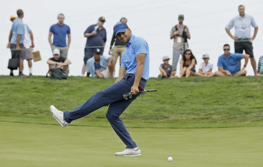 Curry impresiona en su debut como golfista profesional
