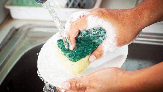 Tu esponja de cocina es un caldo de cultivo de gérmenes (y lavarla con jabón puede agravar el problema)