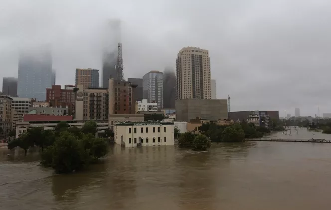 “Inundaciones sin precedentes” obligan a evacuar suburbios de Houston en EE.UU