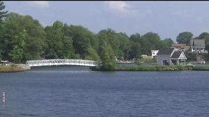 Niña de 7 años es lanzada desde puente en Massachusetts