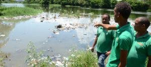 A los ríos Ozama e Isabela lanzan  a diario  cinco toneladas de basura