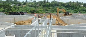 Obreros trabajan en  puentes barredores  de la  planta  que servirán para arrastrar  grasas y arenas.