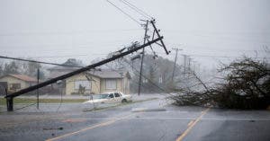 Un vehículo se sienta en aguas estancadas después de que el huracán Harvey atravesara Rockport, Texas.