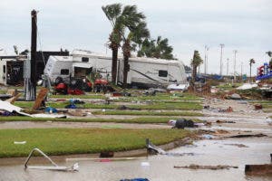 Un parque móvil se destruye después de que el huracán Harvey aterrizó en el área de Coast Bend.