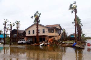 Las casas se destruyen en un parque de RV después de que el huracán Harvey aterrizó en el área de Coast Bend el sábado, 26 de agosto de 2017, en Port Aransas, Texas. AP