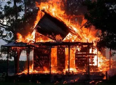 Incendio reduce a cenizas taller y dos viviendas en sector El Javillar de Puerto Plata