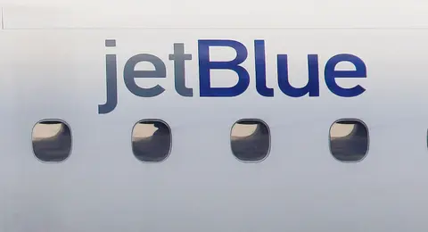 Avión de JetBlue aterriza de emergencia en NY tras olor extraño