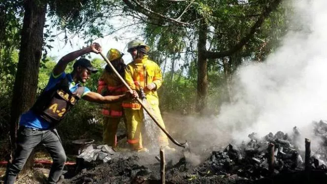 militares-base-aerea-de-puerto-plata-destruyen-horno-de-carbon-e-incautan-camion-cuando-sacaba-material-dellecho-de-rio-ii