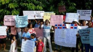 Protestan en sectores de Imbert exigiendo construcción muro que evitaría inundaciones con crecida río