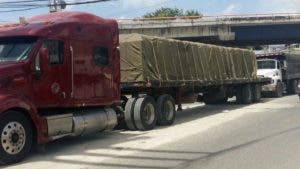 Una patana y un camión estacionado en la carretera Sánchez ante la indiferencia de las autoridades.