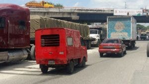 Los patanistas afiliados a Fenatrado han convertido la importante vía en un estacionamiento particular, poniendo en peligro la vida de muchos.