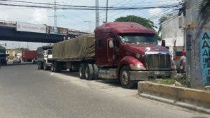 Choferes de Fenatrado estacionan patanas debajo de elevado del kilómetro 12 carretera Sánchez