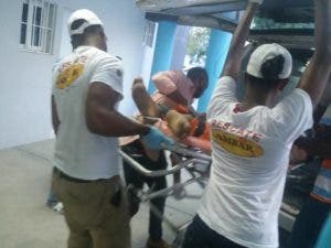 Brigadistas asisten a una de las personas lesionadas en un accidente en Puerto Plata.