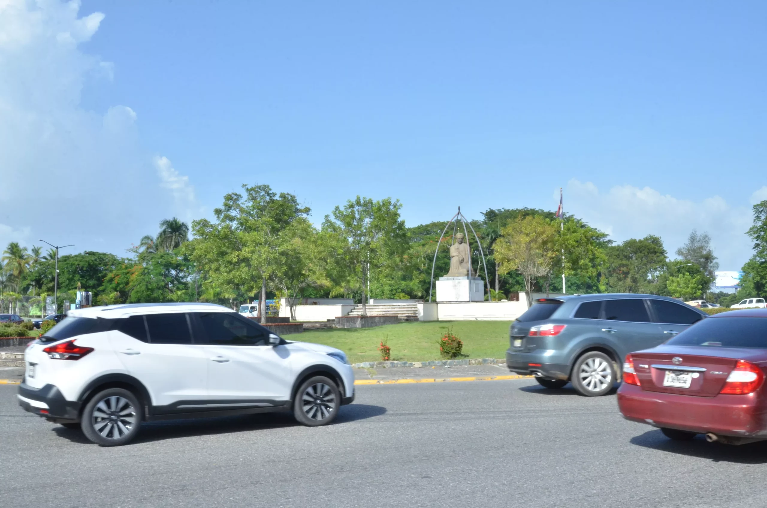 Proponen construir dos elevados sobre rotonda para descongestionar intersección de las avenidas Los Próceres y República de Colombia