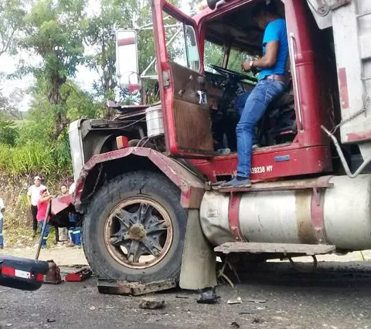 Chocan dos camiones de frente y ocasionan taponamiento en carretera Puerto Plata-Maimón