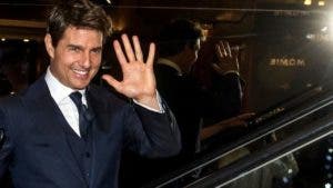 Tom Cruise aterriza en helicóptero en el jardín de una familia inglesa