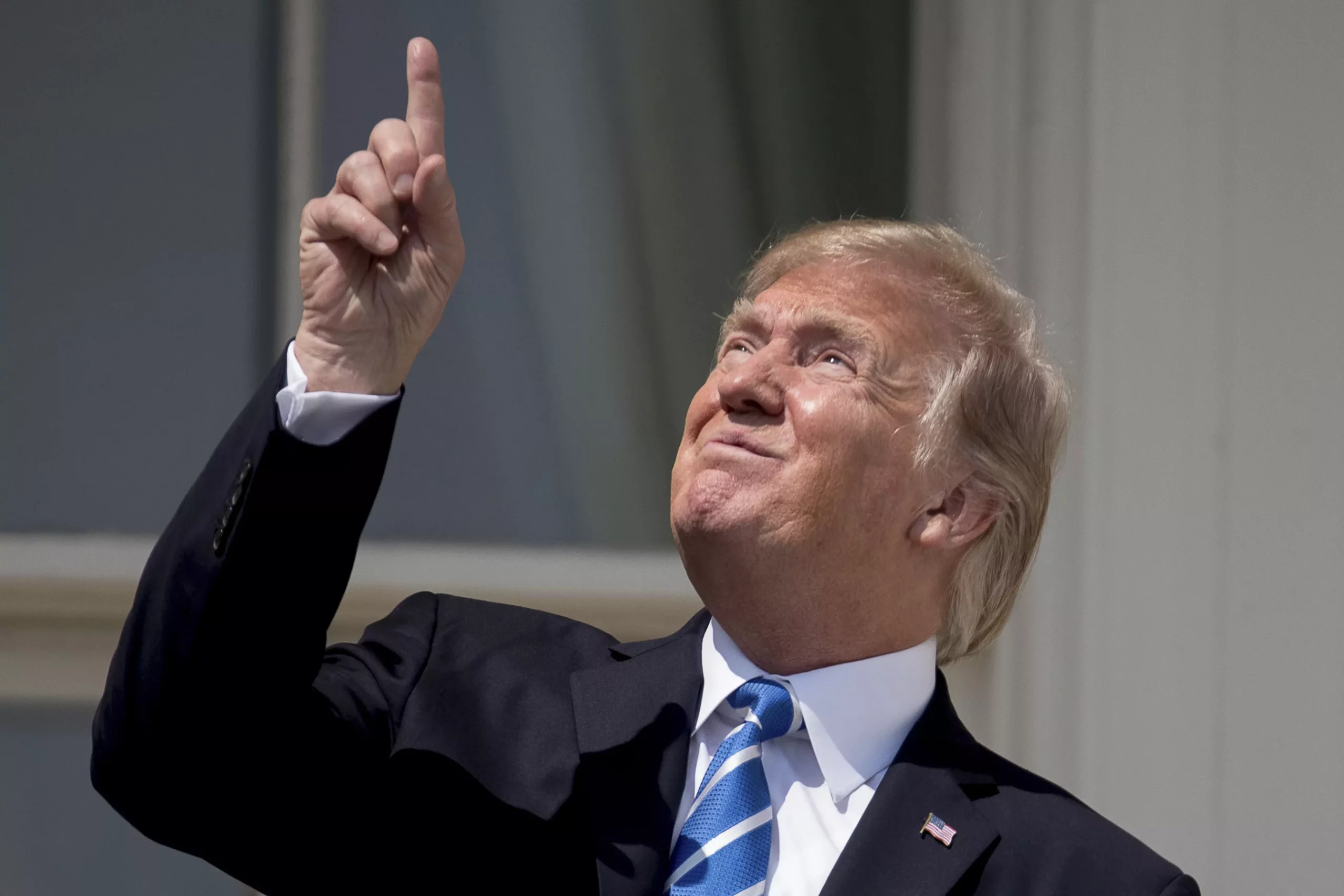 Trump observó el eclipse solar sin gafas por unos segundos, e inundó la red