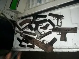 Decomisan un fusil, una ametralladora y 11 pistolas en vivienda de Manoguayabo