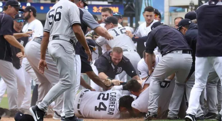 Miguel Cabrera pelea con Romine en partido Yanquis-Tigres, son expulsados