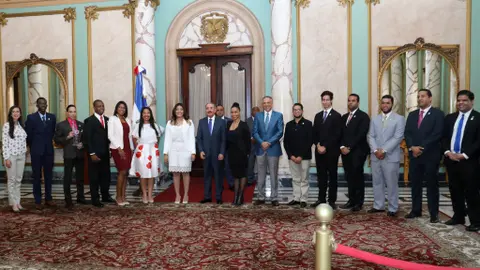 Danilo Medina recibe a los ganadores del Premio Nacional de la Juventud