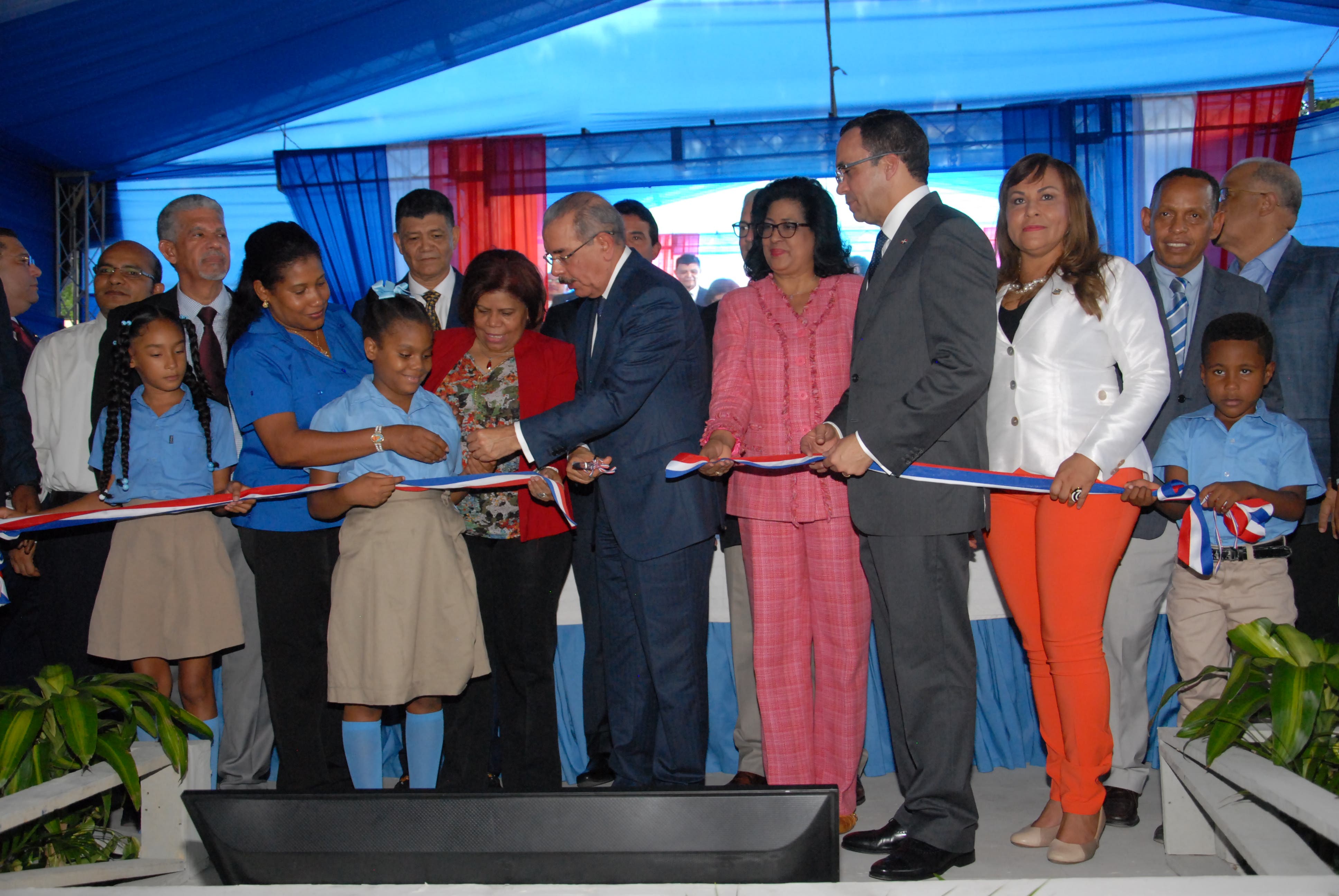 Danilo  Medina entrega 3 centros educativos en la provincia Santo Domingo