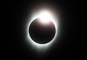 Acaba el eclipse de sol en EEUU, seguido por millones de personas