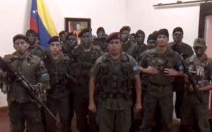 Dos muertos, un herido y diez detenidos deja asalto a cuartel, dice Maduro