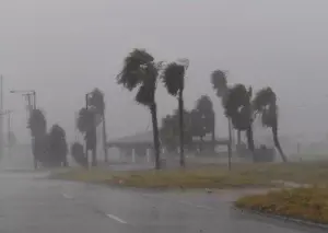 Harvey se degrada a categoría 1 sobre Texas donde deja fuertes lluvias