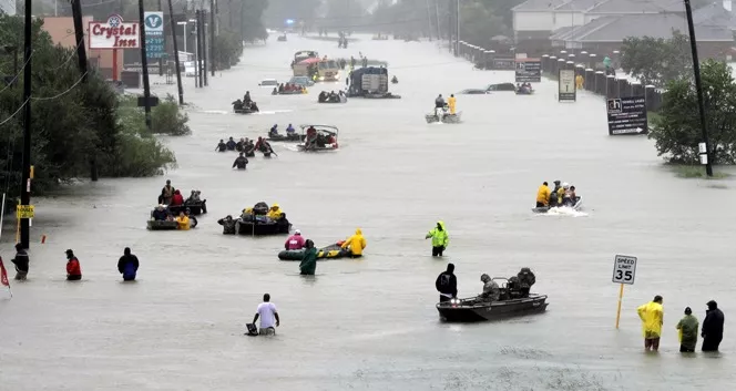 Ordenan evacuación al sur de Houston tras rotura de un dique