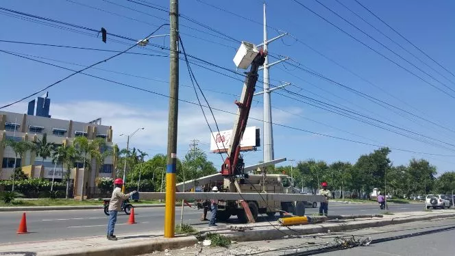 Camiones derriban 11 postes del tendido eléctrico en San Isidro