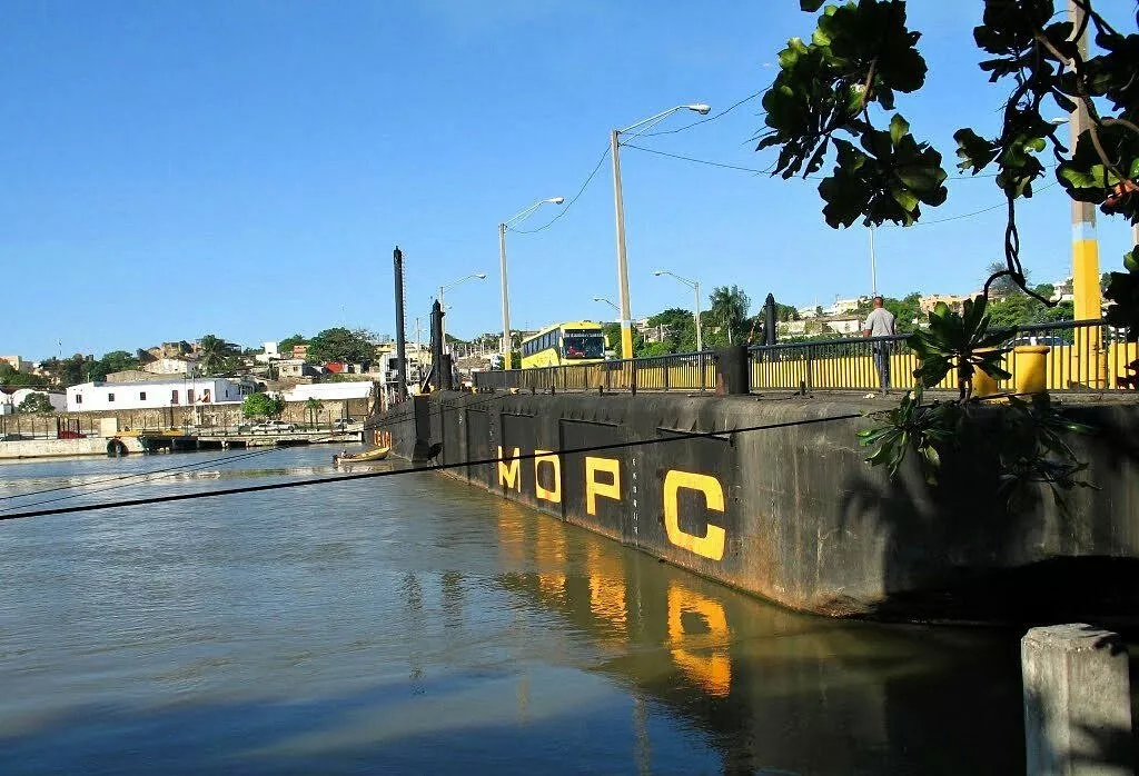 Corrigen avería en puente flotante y restablecen el tránsito