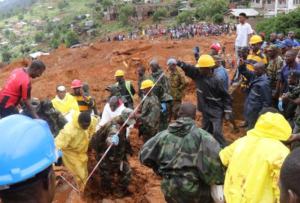 Sierra Leona entierra a sus víctimas y continúa buscando a 600 desaparecidos