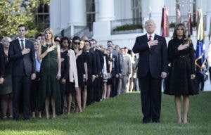  El presidente estadounidense Donald Trump y la primera dama Melania Trump, el asesor senior Jared Kushner (L) e Ivanka Trump observan un momento de silencio el 11 de septiembre de 2017 en la Casa Blanca durante el décimosexto aniversario del 11 de septiembre. AFP