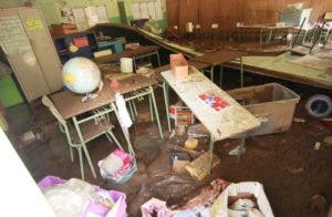 Escuela de Paso al Medio  sumida en el lodo tras inundaciones.