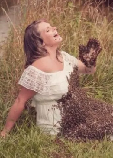 Se hace sesión de fotos con 20 mil abejas encima