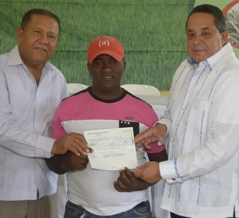 Parceleros reciben recursos del Instituto Agrario Dominicano