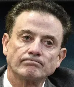 Rick Pitino es botado sin disfrute de sueldo